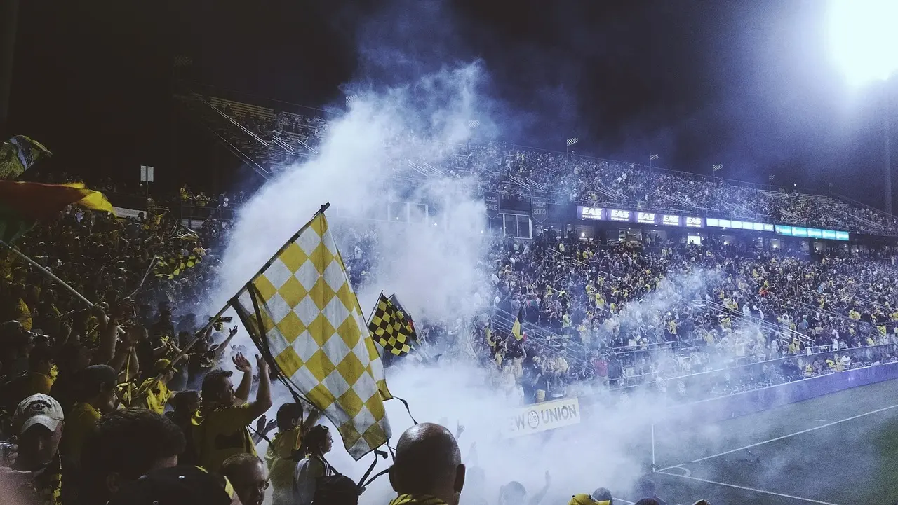 Fyldt stadion med fans